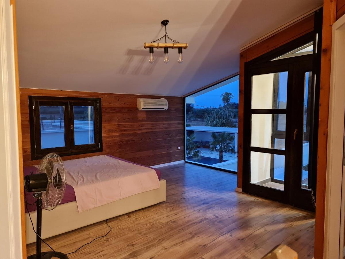 Villa Isea Wood